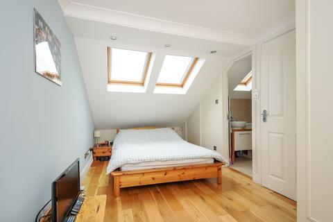 3 bedroom flat to rent, Weiss Road Putney SW15