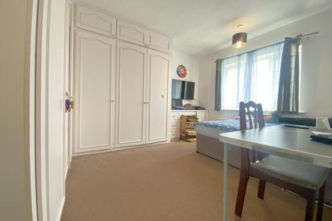 2 bedroom maisonette to rent, Woodcock Hill, Kenton HA3