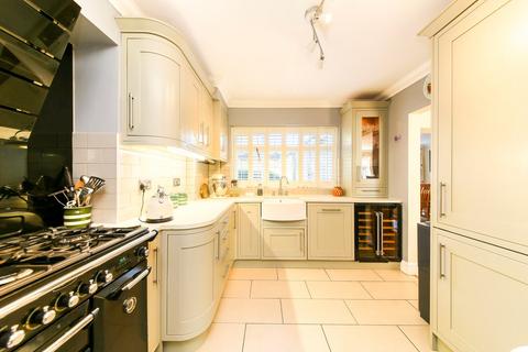 5 bedroom detached house for sale, Elmfield Way, South Croydon, CR2