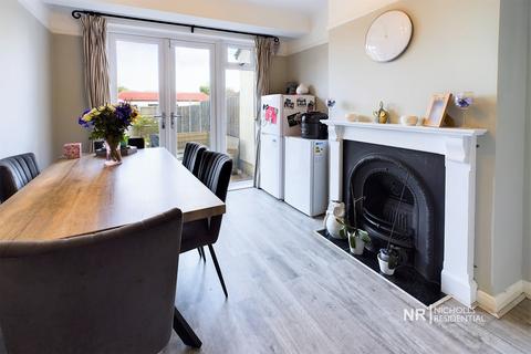 1 Lynton Close, Chessington, KT9 1HB