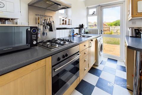 1 Lynton Close, Chessington, KT9 1HB
