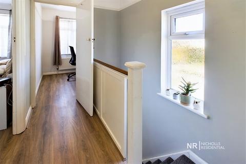 1 Lynton Close, Chessington, KT9 1HB