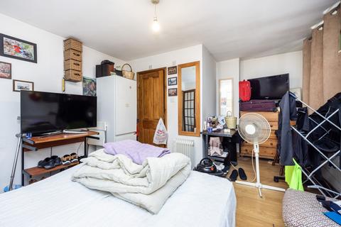 3 bedroom flat for sale, Lee High Road, London SE12