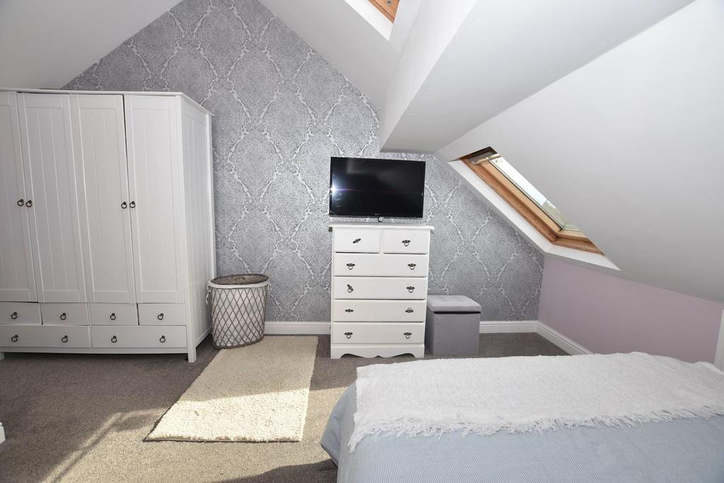 Attic bedroom (2).jpg