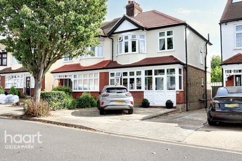 100 Mashiters Walk, Romford, RM1 4BP