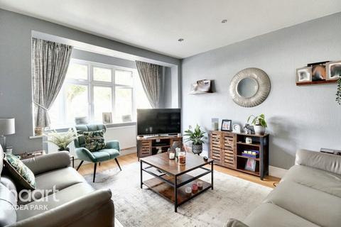 100 Mashiters Walk, Romford, RM1 4BP