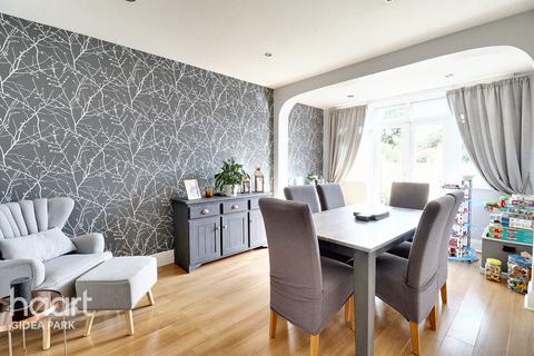 100 Mashiters Walk, Romford, RM1 4BP