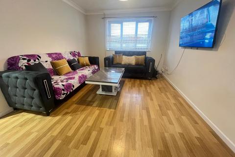 2 bedroom flat to rent, Hollybush Way, Cheshunt, Waltham Cross
