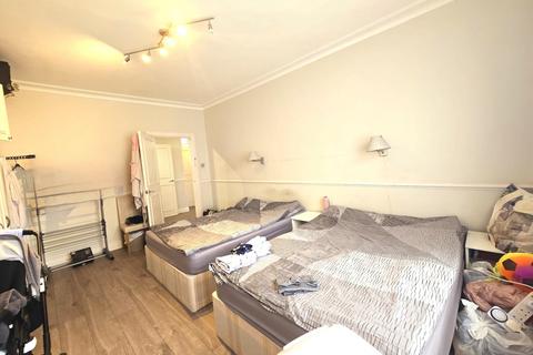 2 bedroom flat for sale, Windsor Court, Golders Green Road, NW11