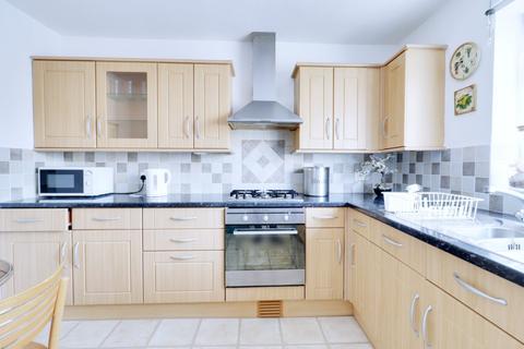 2 bedroom flat for sale, Stirling Close, Rainham RM13