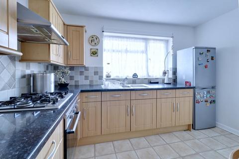 2 bedroom flat for sale, Stirling Close, Rainham RM13