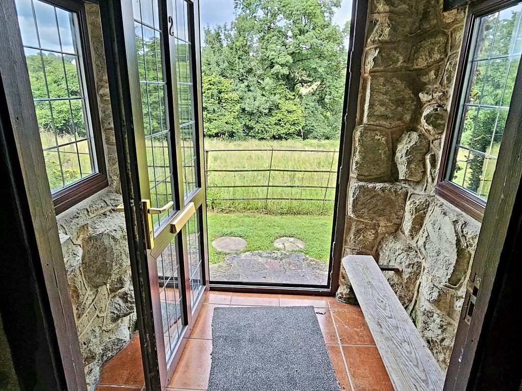 Porch/ entrance area