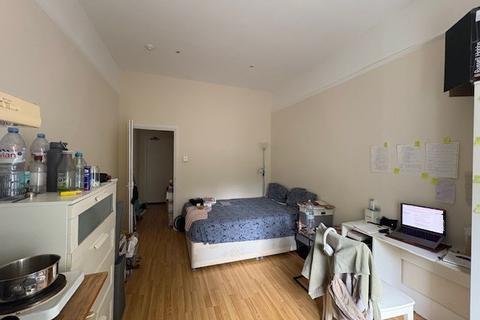 Studio to rent, Courtfield Gardens,  London, SW5