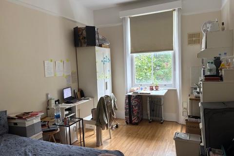Studio to rent, Courtfield Gardens,  London, SW5
