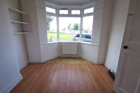 3 bedroom semi-detached house to rent, Carr Hill Road, Gateshead, NE9