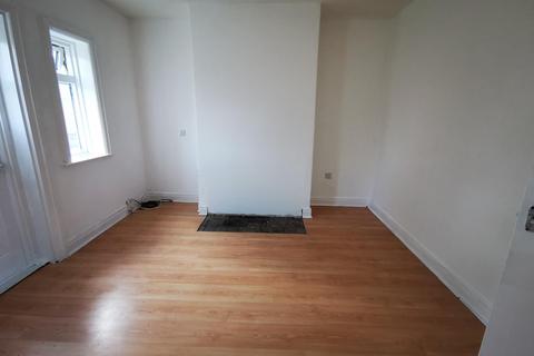 3 bedroom semi-detached house to rent, Carr Hill Road, Gateshead, NE9
