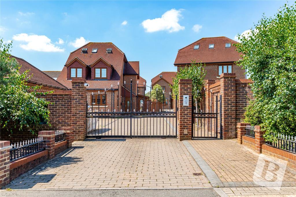 Silver Birch Mews, Upminster, RM14 3 bed detached house for sale £650,000