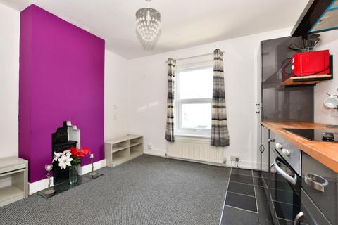 2 bedroom flat to rent, Cross Street Sandown PO36