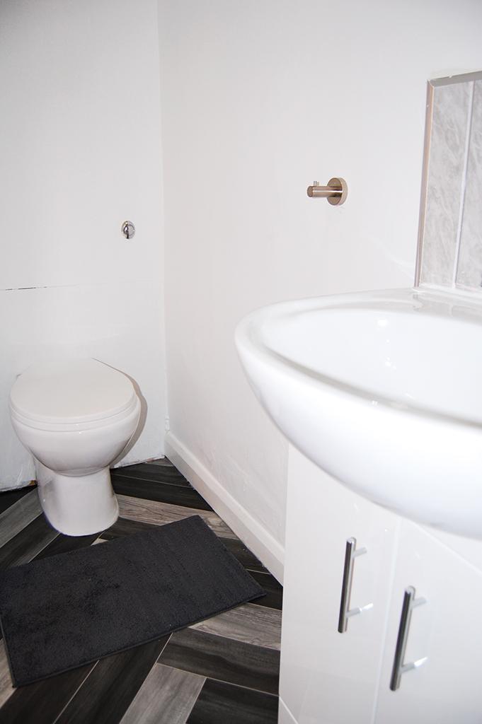 Room 2 En-suite 1.2