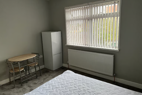 1 bedroom in a house share to rent, Oakley Road, Luton LU4