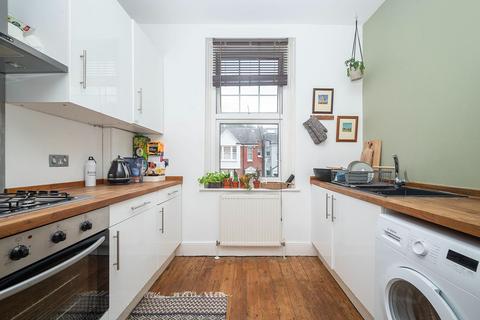 2 bedroom flat for sale, Spencer Avenue, London N13