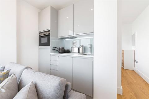 Studio to rent, Papermill House, Romford RM1