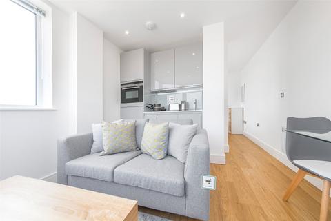 Studio to rent, Papermill House, Romford RM1