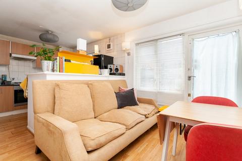 2 bedroom terraced house to rent, Phoenix Close, Haggerston