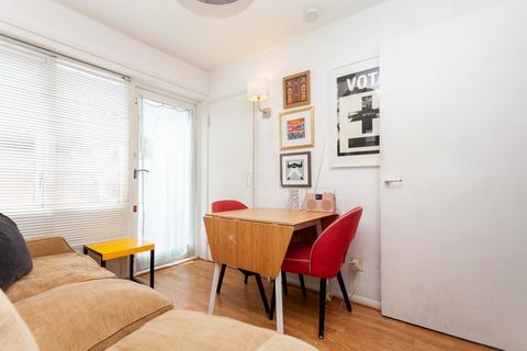2 bedroom terraced house to rent, Phoenix Close, Haggerston