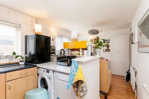 2 bedroom terraced house to rent, Phoenix Close, Haggerston