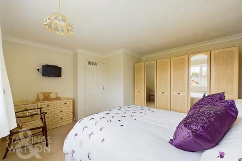 3 bedroom detached house for sale, Norwich Road, Strumpshaw, Norwich