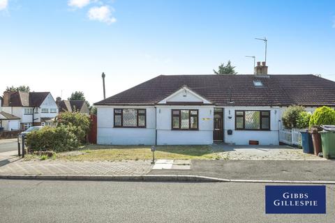 3 bedroom bungalow to rent, Lyndhurst Gardens, Pinner