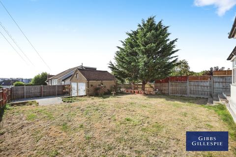 3 bedroom bungalow to rent, Lyndhurst Gardens, Pinner, HA5