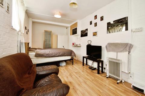 1 bedroom in a house share to rent, Brackendale, Winchmore Hill, London, N21