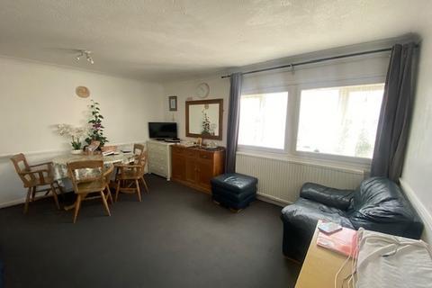 2 bedroom flat for sale, Sandown Close, Hounslow