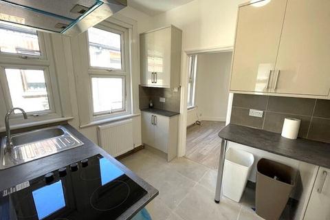 3 bedroom maisonette to rent, N22, WOOD GREEN - 3 BEDROOM FLAT