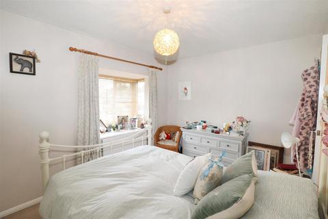 15 Gate Close, Borehamwood, WD6 5DH