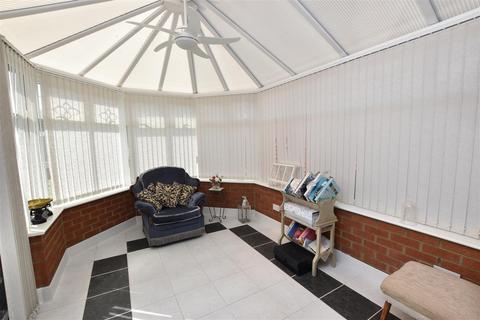 2 Cambrian Way, Holton Le Clay, Grimsby, DN36 5DE