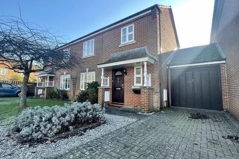 3 bedroom semi-detached house to rent, King George Gardens, Chichester