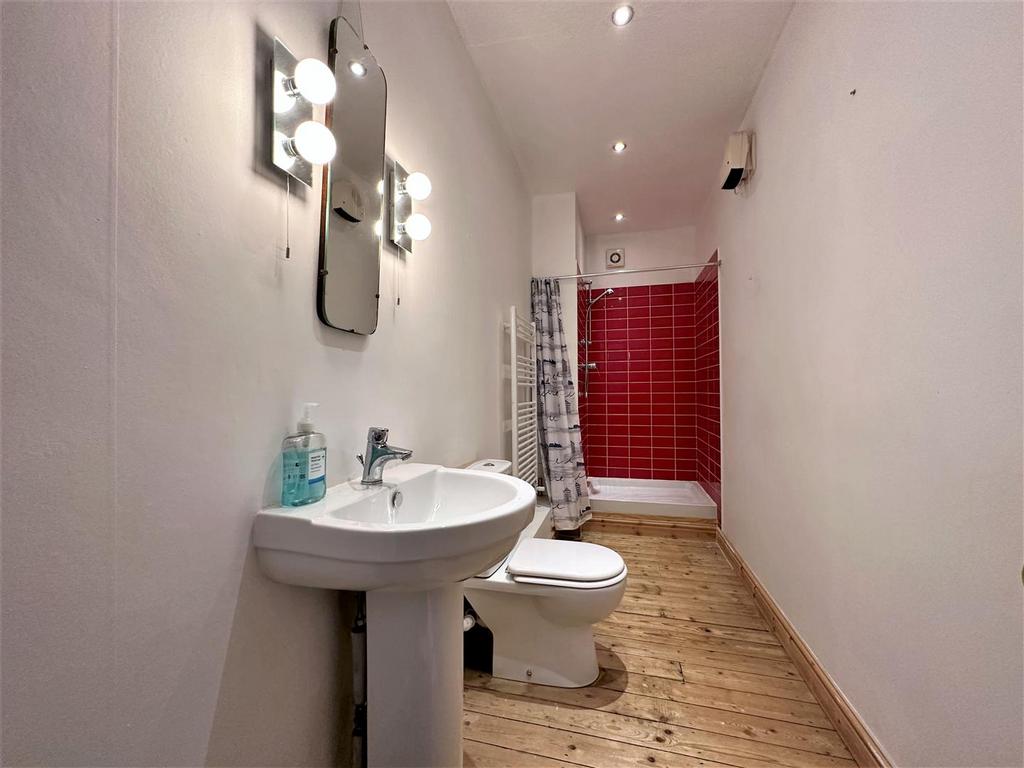 First Floor Shower Room 807