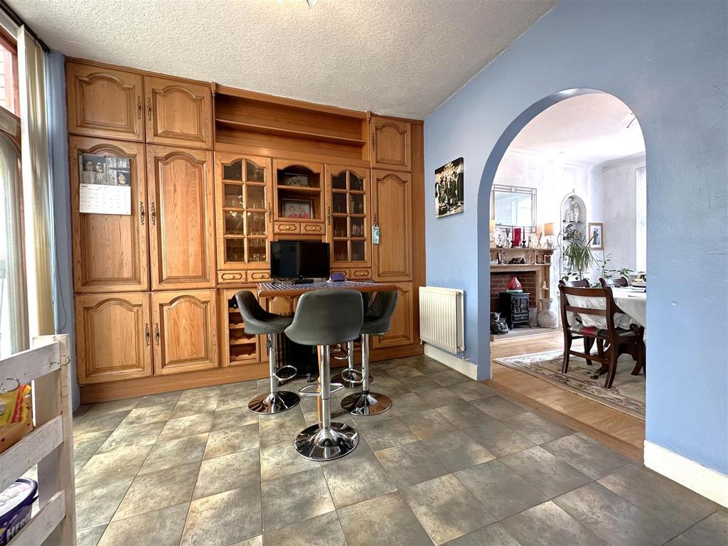 Breakfast Area Into Dining Room 367