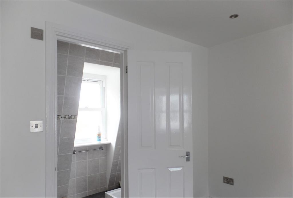 Entrance to en-suite.jpg