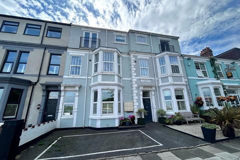 2 bedroom apartment to rent, Park Avenue, Whitley Bay