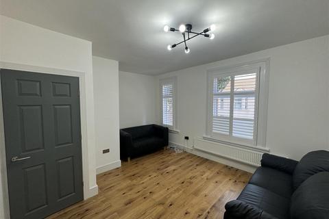 2 bedroom flat to rent, Third Avenue, Manor Park, London