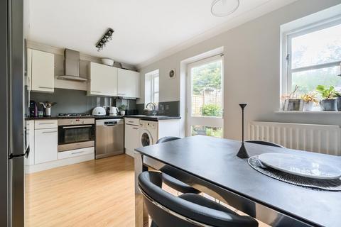 2 bedroom semi-detached house to rent, Brancaster Drive, Mill Hill