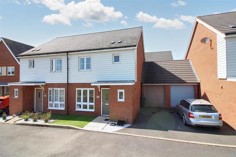 3 bedroom semi-detached house for sale, Pershore Way, Aylesbury