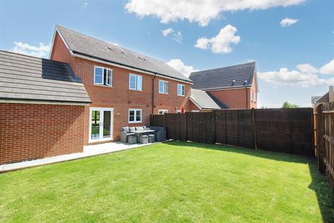 3 bedroom semi-detached house for sale, Pershore Way, Aylesbury