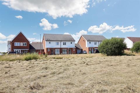 3 bedroom semi-detached house for sale, Pershore Way, Aylesbury