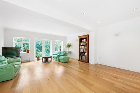 76 Elwill Way, Beckenham, BR3 6RZ