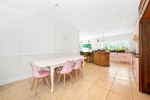 76 Elwill Way, Beckenham, BR3 6RZ